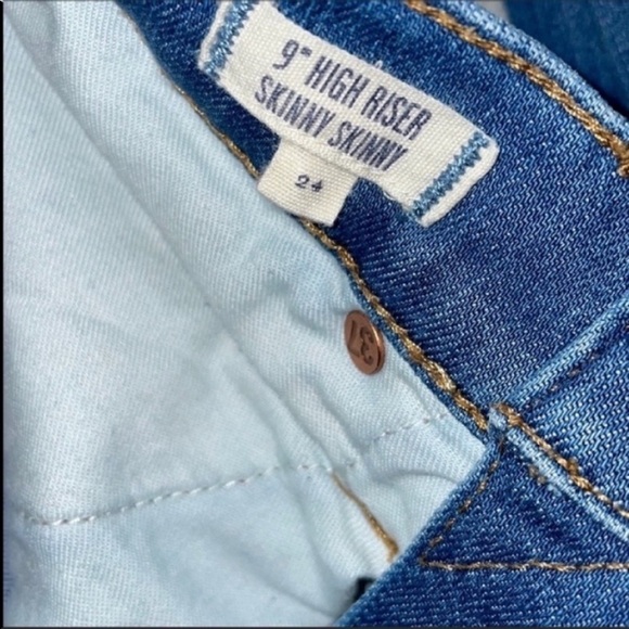 Madewell Light wash High Riser Skinny Skinny Distressed
Size 24 x 29 - Picture 10 of 12